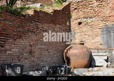 Una grande urna in rovine greco-romana del Teatro Antico di Taormina, Sicilia, Italia. Foto Stock