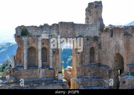 Le rovine greco-romana del Teatro Antico di Taormina, Taormina, Sicilia, Italia. Foto Stock