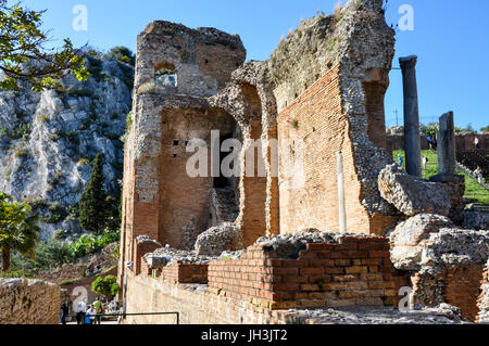 Le rovine greco-romana del Teatro Antico di Taormina, Taormina, Sicilia, Italia. Foto Stock