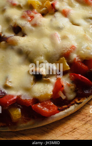 Close up di un misto di verdure pizza vegetariana, guarnita con mozzarella e fotografati da sopra. Foto Stock