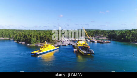 Vista aerea su due traghetti, la voce a kokar e houtskar, nell arcipelago finlandese, korppoo, varsinais-suomi, Finlandia Foto Stock