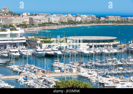 Dal vecchio porto e dal Palais des Festivals et des Congrès con la Croisette, Cannes, Francia Foto Stock