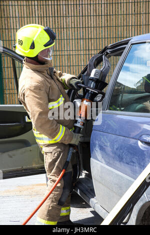 Firefighter training per tagliare auto aperto Foto Stock