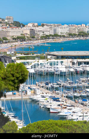 Dal vecchio porto e dal Palais des Festivals et des Congrès con la Croisette, Cannes, Francia Foto Stock