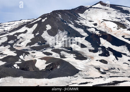 Neve e roccia lavica sul vulcano Etna, Sicilia, Italia. Foto Stock