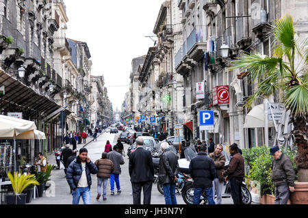 La via principale dello shopping, Via Etna, a Catania, Sicilia, Italia. Foto Stock