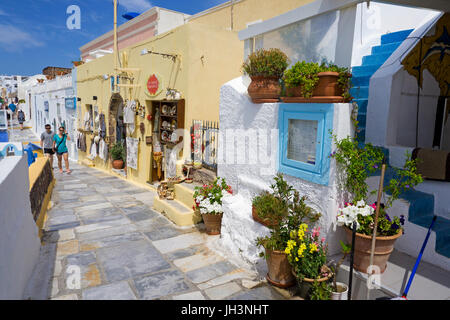 Blumengeschmueckte kraterrandgasse mit souvenirgeschaeften in Oia, santorin, kykladen, aegaeis, griechenland, mittelmeer, europa | fiore decorate al Foto Stock