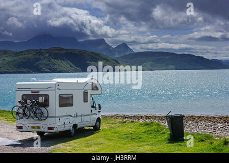 Camper parcheggiato sulla riva lungo Kyle della linguetta, mare poco profondo e loch in Northwest Highland, Sutherland, Highlands scozzesi, Scotland, Regno Unito Foto Stock