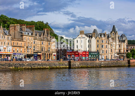 Alberghi e negozi lungo il lungomare a Oban, Argyll and Bute, Scotland, Regno Unito Foto Stock