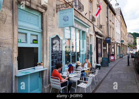 Il Formaggio di Fine Co Company shop in Walcot Street, Bath, Somerset, Inghilterra, Regno Unito. Persone sedersi al marciapiede tavoli fuori nella parte anteriore. Foto Stock