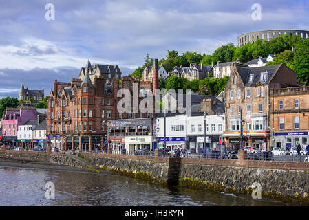 Ristoranti e negozi lungo il lungomare a Oban, Argyll and Bute, Scotland, Regno Unito Foto Stock