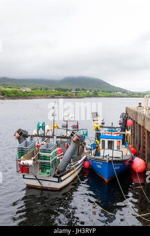 Alle navi costiere a Teelin pier Harbour, County Donegal, Irlanda Foto Stock