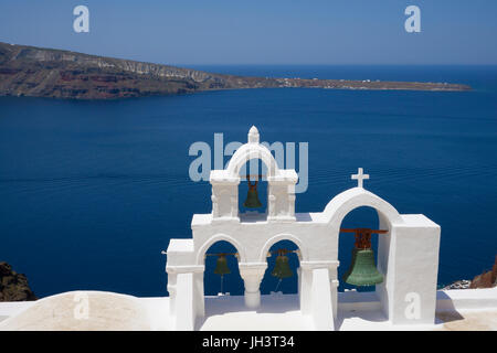 Chiesa ortodossa con torre campanaria presso il bordo del cratere, firofestani, thira, vista sull'isola vulcanica di Nea Kameni, SANTORINI, CICLADI, Egeo, Grecia Foto Stock