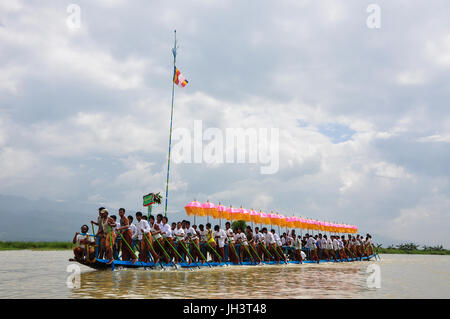 Shan, Myanmar - Ott 7, 2011. Intha persone barca a remi sul lago durante il buddista annuale Phaung Daw U festival sul Lago Inle, Myanmar. Lago Inle è un s Foto Stock