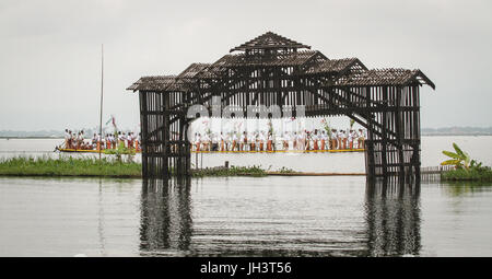 Shan, Myanmar - Ott 7, 2011. Intha persone barca a remi sul lago durante il buddista annuale Phaung Daw U festival sul Lago Inle, Myanmar. Lago Inle è un s Foto Stock