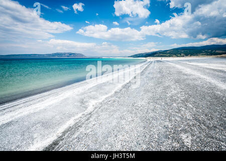 Il lago di salda in Turchia della regione mediterranea è noto per essere uno dei due luoghi nel mondo che ha la stessa struttura del rock come Marte. Foto Stock