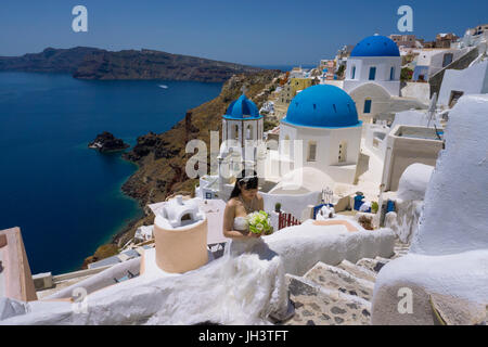 Braut vor orthodoxer kirche in Oia, santorin, kykladen, aegaeis, griechenland, mittelmeer, europa | bridal alla chiesa ortodossa, villaggio di Oia - Santorini, Foto Stock