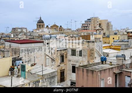 Antenne televisive sui tetti degli appartamenti nella città di Marsala, Trapani, Sicilia, Italia. Foto Stock