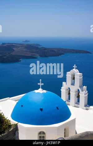 Chiesa ortodossa con torre campanaria presso il bordo del cratere, firofestani, thira, vista sull'isola vulcanica di Nea Kameni, SANTORINI, CICLADI, Egeo, Grecia Foto Stock