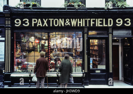 Paxton & Whitfield, Londra chesemongers. Jermyn Street, Inghilterra, Regno Unito. Circa ottanta Foto Stock