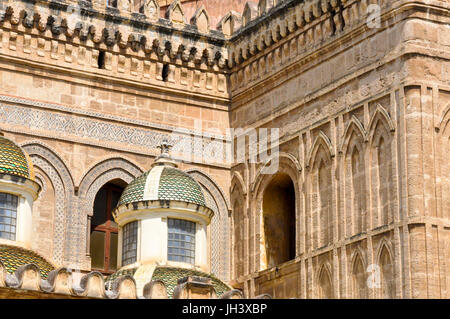 Il Barocco di piccole cupole laterali da Ferdinando Fuga sul tetto della Cattedrale di Palermo, Sicilia, Italia. Foto Stock