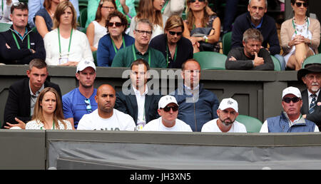 Andy Murray è il lettore di cassetta (Fila anteriore sinistra-destra) Kim Murray, Shane Annun, Matt poco, Jamie Delgado e Ivan Lendl, (fila posteriore sinistra-destra) Josh Murray, Leon Smith e Matt Gentry il giorno nove dei campionati di Wimbledon al All England Lawn Tennis e Croquet Club, Wimbledon. Foto Stock