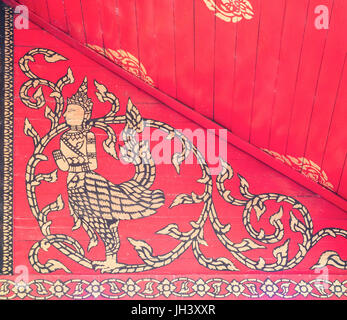 Golden dipinti di animali da favola sul soffitto in legno,Chiesa thai.(area pubblica non sono necessarie proprietà release) Foto Stock