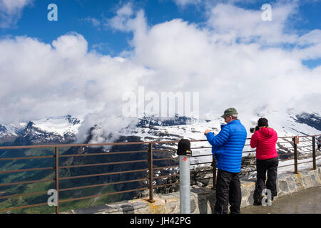 I turisti in cerca di vista panoramica dalla piattaforma di visualizzazione Dalsnibba sulla montagna che si affaccia Geirangerfjorden. Geiranger Sunnmøre Møre og Romsdal Norvegia Foto Stock