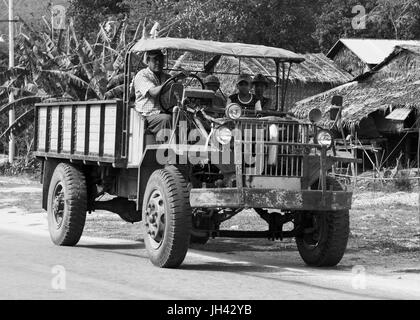 Vintage Carrello ancora in uso diffuso oggi in Myanmar. Modificato da un WW2 ex esercito britannico canadese modello militare (CMP) Chevrolet C60 carrello Foto Stock