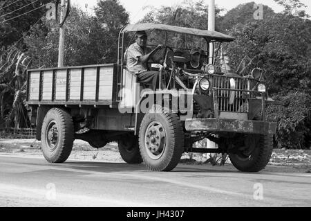 Vintage Carrello ancora in uso diffuso oggi in Myanmar. Modificato da un WW2 ex esercito britannico canadese modello militare (CMP) Chevrolet C60 carrello Foto Stock