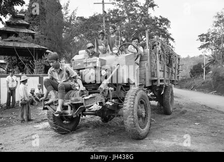 Vintage Carrello ancora in uso diffuso oggi in Myanmar. Modificato da un WW2 ex esercito britannico canadese modello militare (CMP) Chevrolet C60 carrello Foto Stock