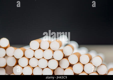 Immagine ravvicinata di un mucchio di sigarette sfondo Foto Stock