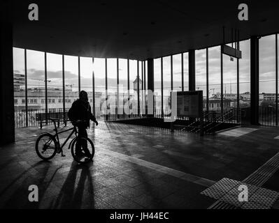 Heidelberg, Germania - 26 Febbraio 2016 - la gente alla stazione ferroviaria Foto Stock