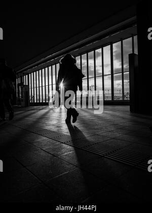 Heidelberg, Germania - 26 Febbraio 2016 - la gente alla stazione ferroviaria Foto Stock