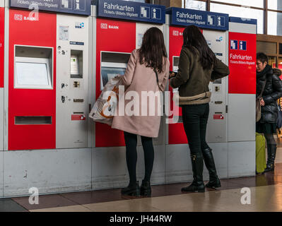 Heidelberg, Germania - 26 Febbraio 2016 - la gente nella stazione ferroviaria acquisto biglietti Foto Stock
