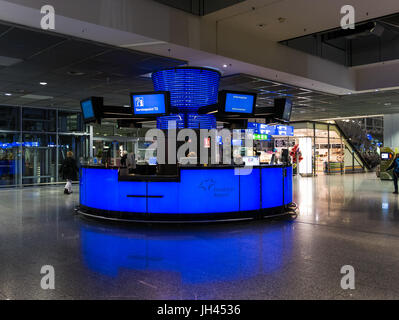 Francoforte, Germania - 27 Febbraio 2016 - information desk illuminato in blu all'aeroporto di Francoforte Foto Stock