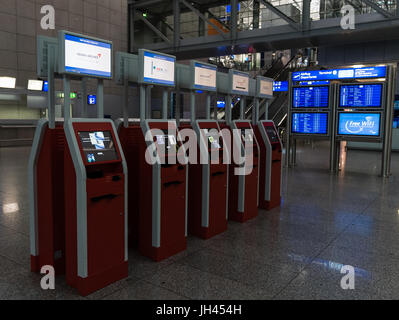 Francoforte, Germania - 27 Febbraio 2016 - self banchi per check in presso l'aeroporto di Francoforte Foto Stock