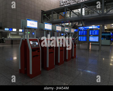 Francoforte, Germania - 27 Febbraio 2016 - self banchi per check in presso l'aeroporto di Francoforte Foto Stock