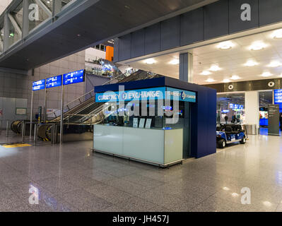 Francoforte, Germania - 27 Febbraio 2016 - Cambio valuta presso l'aeroporto di Francoforte Foto Stock