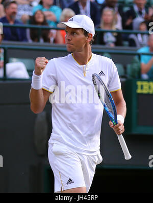 Tomas BERDYCH festeggia conquistando il primo set contro Novak Djokovic il giorno nove dei campionati di Wimbledon al All England Lawn Tennis e Croquet Club, Wimbledon. Foto Stock