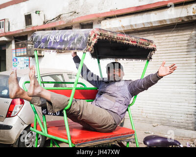 Delhi, India - Circa gennaio, 2016 - un driver rikshaw in posa Foto Stock