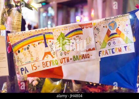 Un arcobaleno tra bamako Beirut Parigi. Omaggio alle vittime degli attentati terroristici a Parigi il 13 novembre 2015 Foto Stock