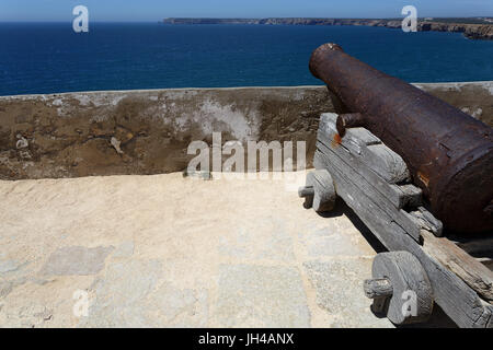 Cannone arrugginito a Sagres Fort (Fortaleza de Sagres), Ponta de Sagres, Algarve, Portogallo, Europa Foto Stock