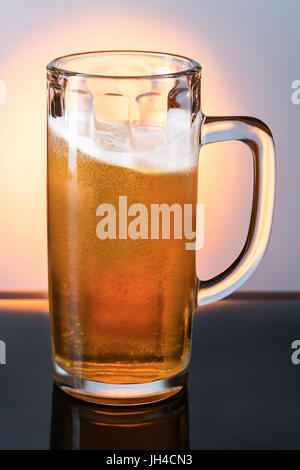 Tazza di vetro di birra Foto Stock