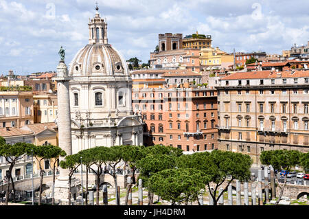 La chiesa del Santissimo Nome di Maria e la Colonna di Traiano nel Foro di Traiano, Roma, Italia. Foto Stock