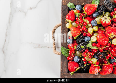 Estate frutti e bacche. 6 tipi di materie agricoltore biologico i frutti di bosco - Lamponi More Mirtilli fragole ribes rosso ribes. M bianca Foto Stock