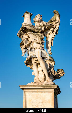 Angelo con la colonna, Ponte Sant'Angelo, Roma, Italia Foto Stock