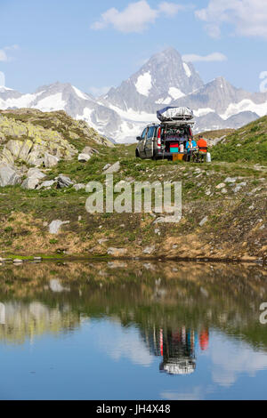 Camper su mountain pass Nufenen. Il Nufenenpass (Italiano: Passo della Novena) è un valico alpino in Svizzera. Foto Stock