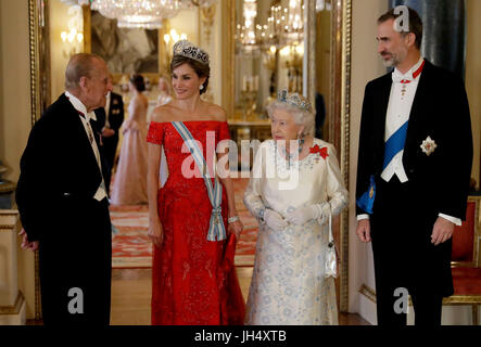 La regina Elisabetta II, il Duca di Edimburgo, re Felipe VI e la Regina Letizia di Spagna posano per una fotografia formale prima di un banchetto di Stato a Buckingham Palace di Londra, durante il Re della visita di Stato nel Regno Unito. Foto Stock