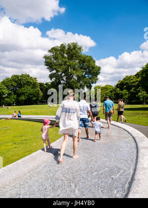 Per coloro che godono di sole, il Princess Diana Memorial Fountain, Hyde Park, Londra, Inghilterra Foto Stock